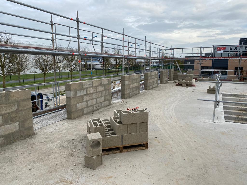 Chantier de construction avec murs en parpaings en cours d’élévation.
