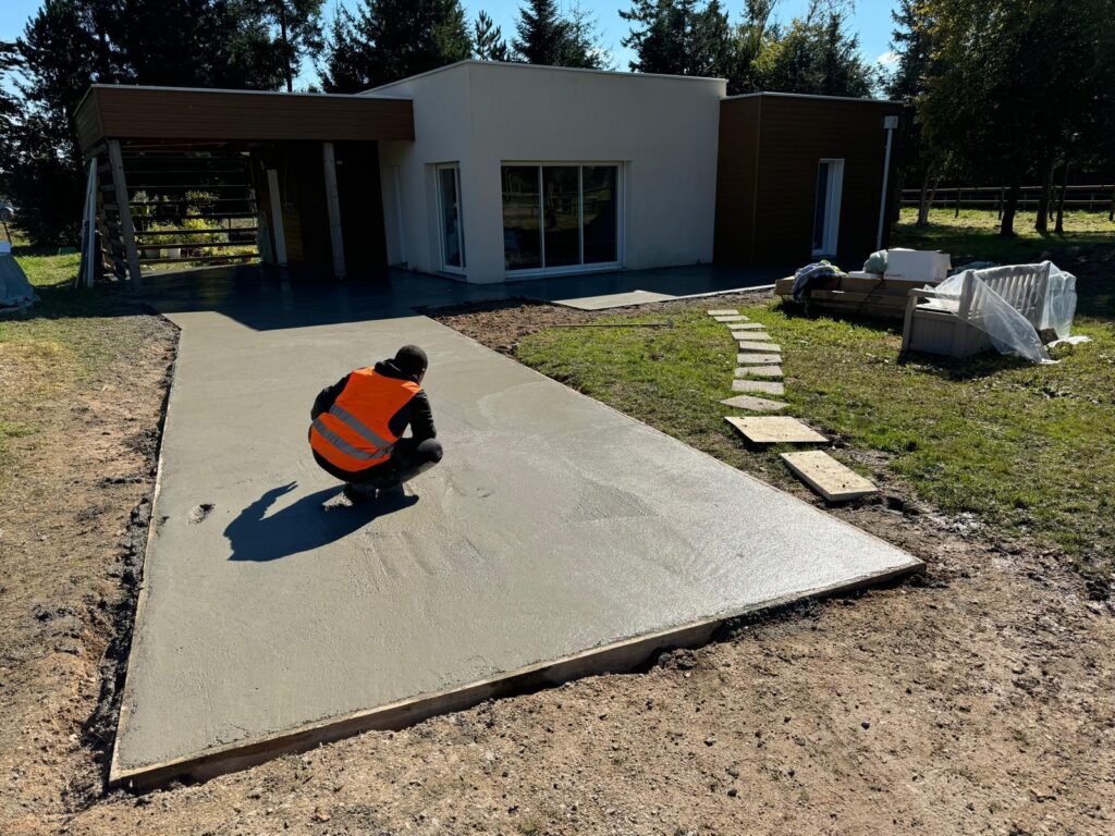 Allée en béton lissé après finition.