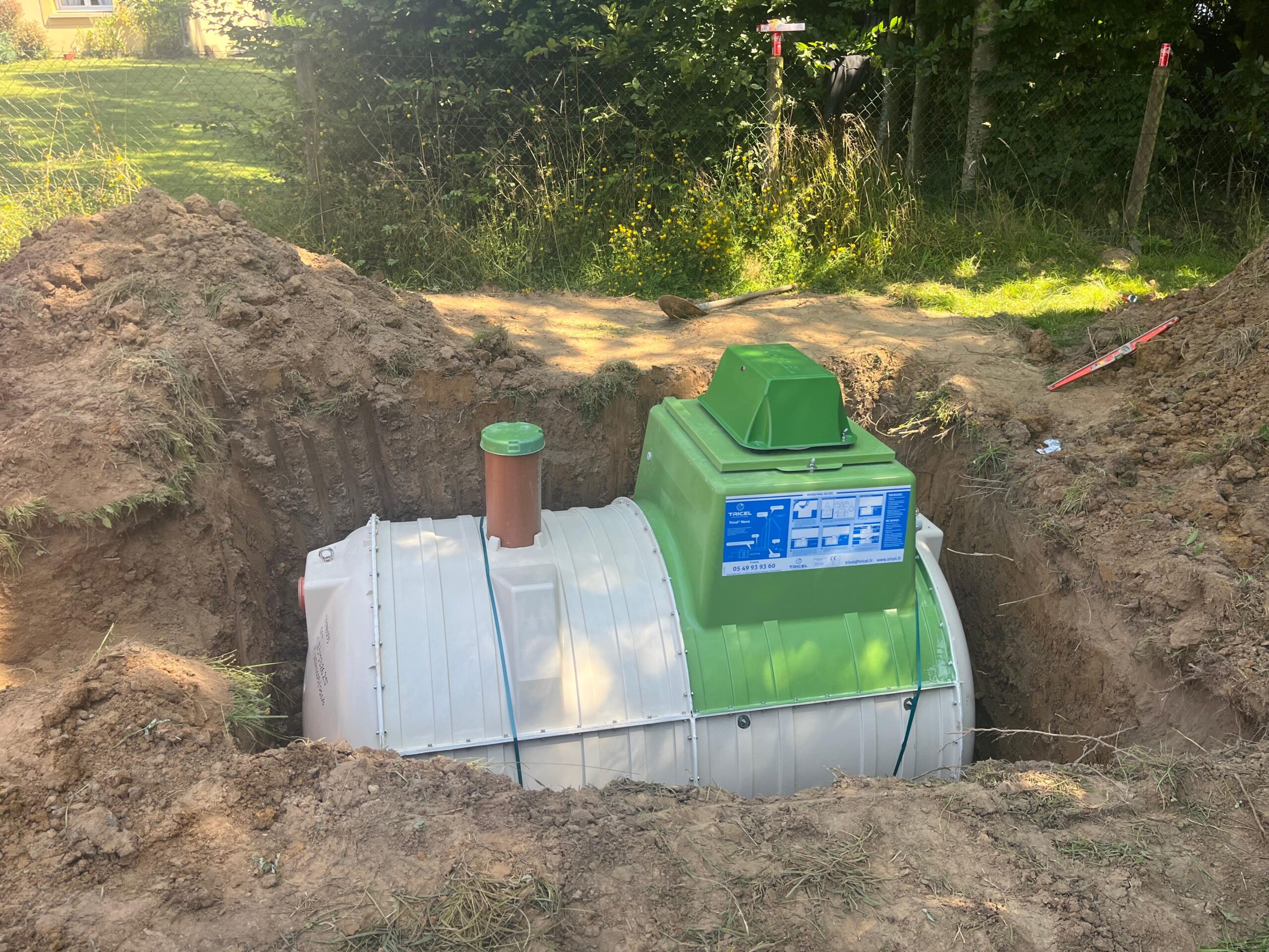 Installation d’une micro-station d’épuration sur un terrain résidentiel.
